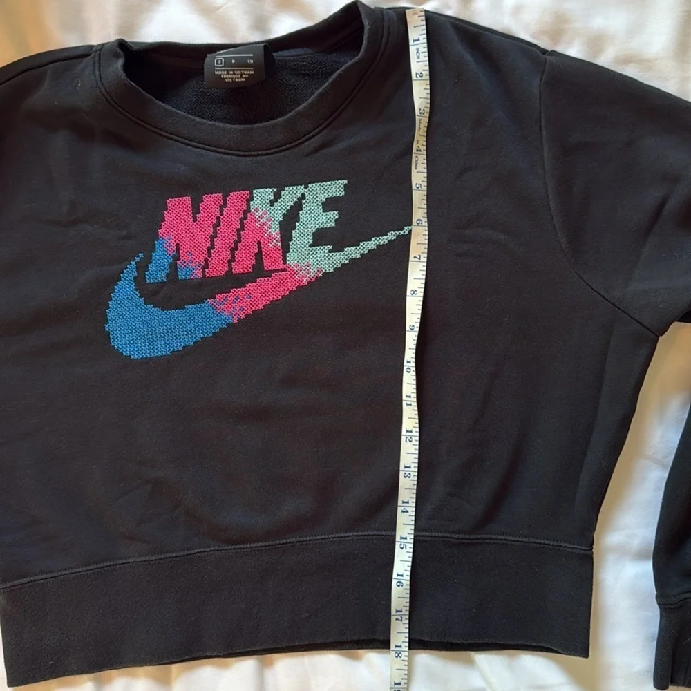 Nike Black Crew Neck Cropped Long Sleeve Sweatshirt Women's Small